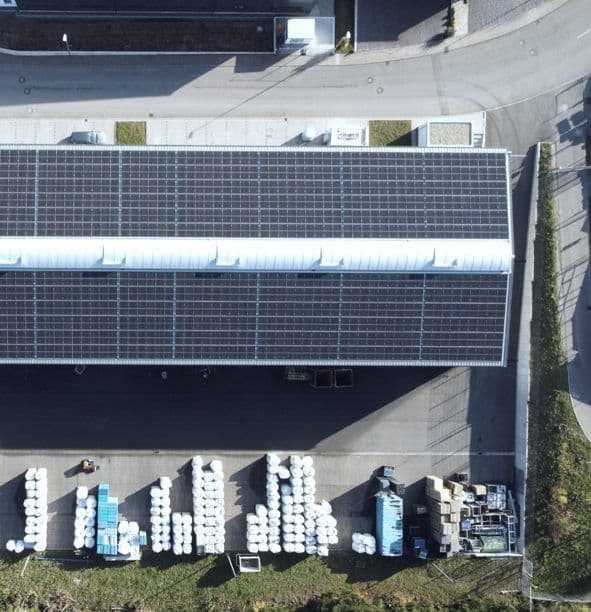 Luftaufnahme des Standorts von PB Solutions mit Solardach